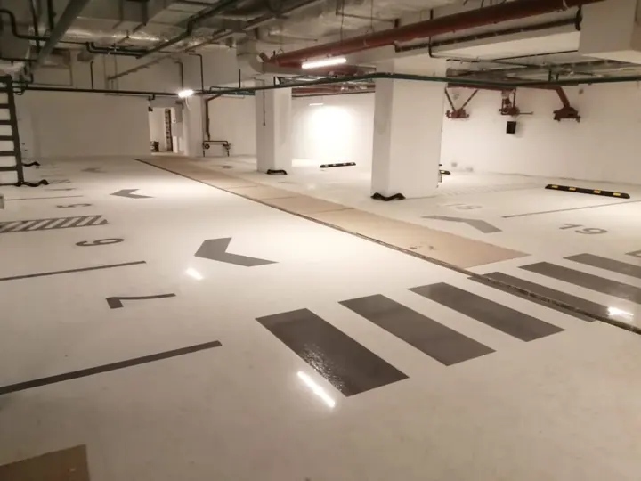Обновление покрытия пола в паркинге площадью 3 500 м²